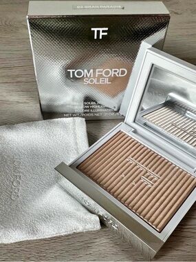 Tom Ford Soleil Illuminating Highlighter in Warm Champagne